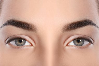 Mükemmel kaşları olan güzel bir kadın, yakın çekim manzaralı.