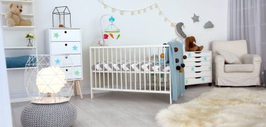 Bebek odasının içinde rahat bir beşik var. Pankart tasarımı