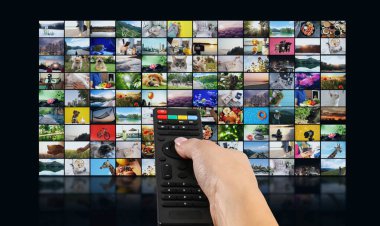 Yayınlanan video servisleri. TV 'de kanal değiştirmek için uzaktan kumanda kullanan kadın, kapat
