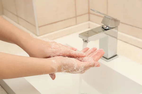 Wanita Mencuci Tangan Dengan Sabun Antiseptik Kamar Mandi Closeup — Stok Foto