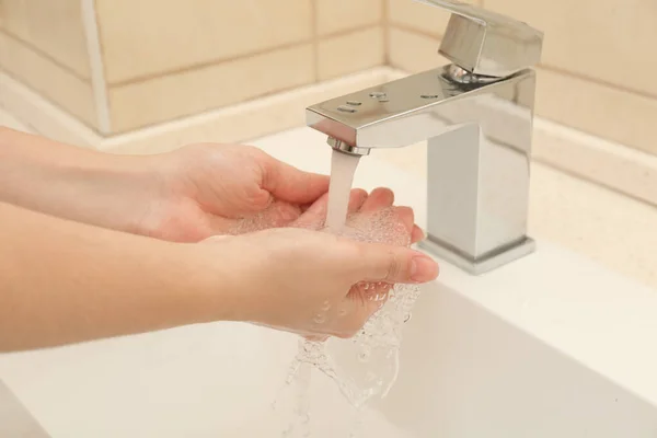 Vrouw Wassen Handen Met Antiseptische Zeep Badkamer Closeup — Stockfoto