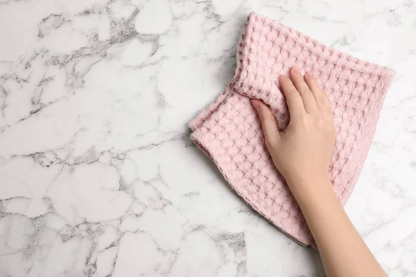 Mujer Limpiando Mesa Mármol Blanco Con Toalla Cocina Vista Superior —  Fotos de Stock