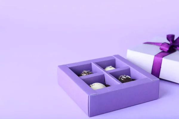 Caja Con Deliciosos Caramelos Chocolate Sobre Fondo Blanco — Foto de Stock