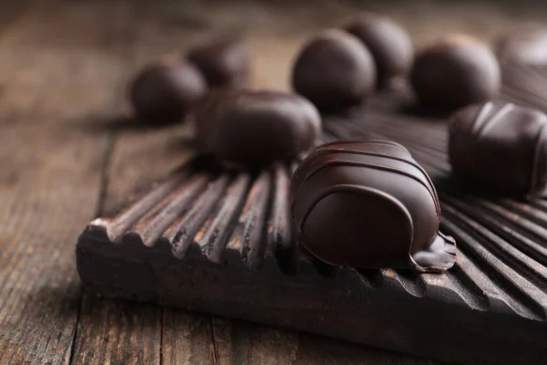 Savoureux Bonbons Chocolat Noir Sur Panneau Bois Gros Plan — Photo
