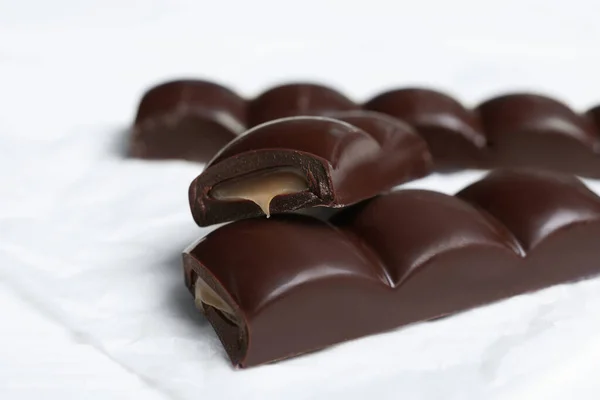 Morceaux Chocolat Avec Garniture Caramel Sur Table Blanche Gros Plan — Photo