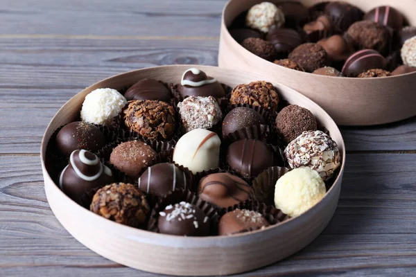 Dobozok Ízletes Csokoládé Cukorka Asztalon Közelkép — Stock Fotó