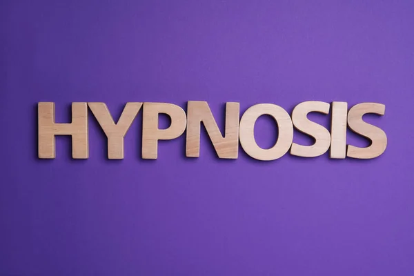 Word Hypnosis Made Wooden Letters Purple Background Flat Lay — Stock Photo, Image