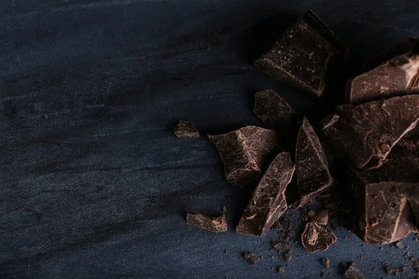 Pedaços Chocolate Escuro Mesa Mármore Azul Flat Lay Espaço Para — Fotografia de Stock
