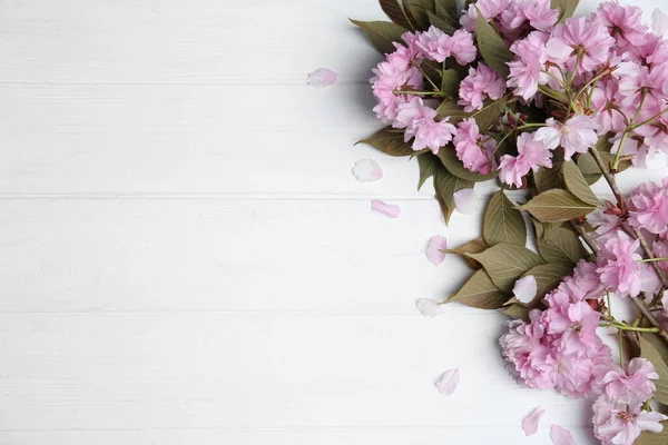 Beyaz Ahşap Arka Planda Güzel Çiçekleri Olan Sakura Ağacı Dalı — Stok fotoğraf