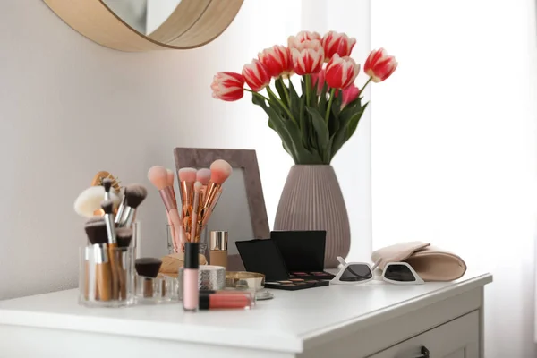 Tocador Con Productos Maquillaje Accesorios Tulipanes Interiores Elemento Interior —  Fotos de Stock