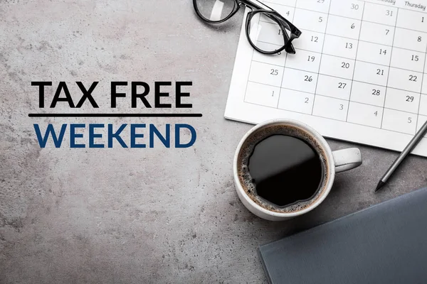 Kupa Kávé Írószer Szöveg Tax Free Weekend Szürke Asztalon Lapos — Stock Fotó