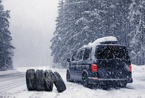 Havas Gumiabroncsok Közelében Autó Közúti Télen — Stock Fotó