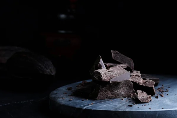 대리석 보드에 맛있고 어두운 초콜릿 조각들 클로즈업 — 스톡 사진