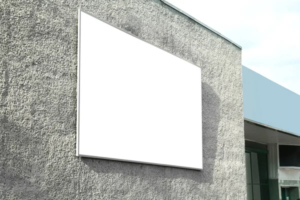 屋外の建物のファサードに空白のバナー 広告板デザイン — ストック写真