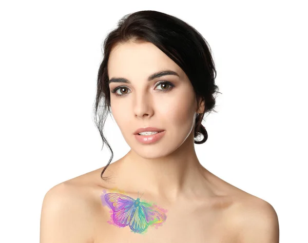 若いです女性とともにカラフルな入れ墨の蝶オン彼女の体に白の背景 — ストック写真