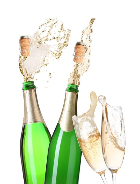 香槟在白色背景下从瓶子和玻璃杯中喷出 — 图库照片