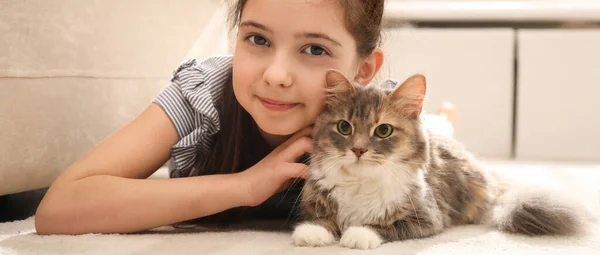 Słodka Dziewczynka Kotem Leżącym Dywanie Domu Projekt Banera — Zdjęcie stockowe