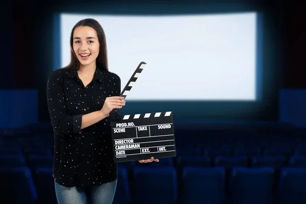 Mujer Joven Con Claqueta Cine Espacio Para Texto —  Fotos de Stock