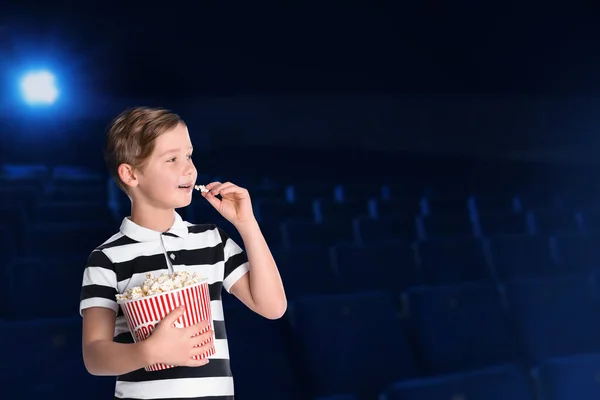 Rapaz Bonito Com Balde Pipoca Cinema Espaço Para Texto — Fotografia de Stock