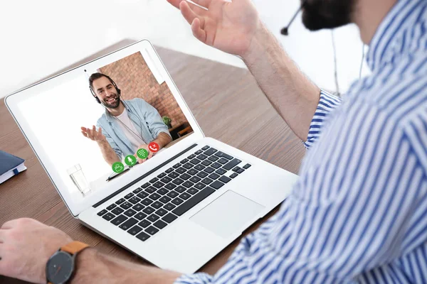 Homme Utilisant Chat Vidéo Pour Entrevue Emploi Ligne Dans Bureau — Photo