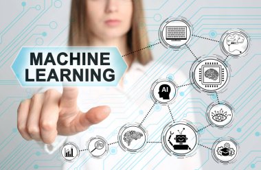 Sanal ekranda bir kadın ikona dokunuyor, yakın plan. Makine öğrenme konsepti