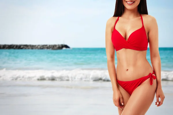 Mooie Sexy Vrouw Met Slank Lichaam Stijlvolle Bikini Het Strand — Stockfoto