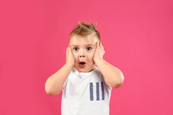 Lindo Niño Posando Sobre Fondo Rosa — Foto de Stock