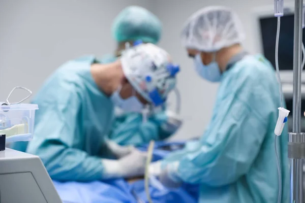 Niewyraźne Widzenie Lekarzy Operujących Pacjenta Sali Operacyjnej — Zdjęcie stockowe