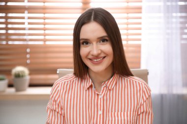 Modern ofiste görüntülü konuşma yapan mutlu kadın, web kamerasından görüntü