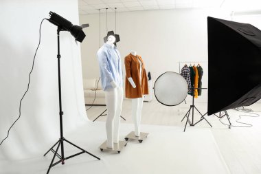 Profesyonel fotoğraf stüdyosunda modern giysileri olan hayalet mankenler.