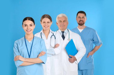 Mavi arka plana karşı bir grup doktor. Tıbbi hizmet
