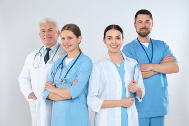 Işık arka planına karşı bir grup doktor. Tıbbi hizmet