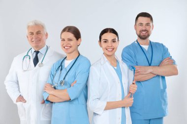 Işık arka planına karşı bir grup doktor. Tıbbi hizmet