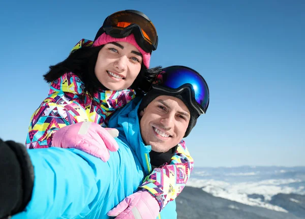 Casal Jovem Tirando Selfie Nas Montanhas Férias Inverno — Fotografia de Stock