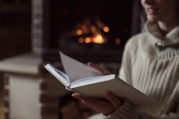 Vrouw Lezen Boek Buurt Van Brandende Open Haard Thuis Close — Stockfoto