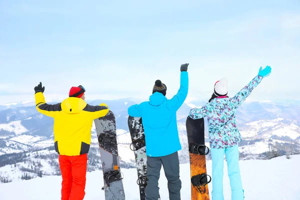 Vrienden Met Snowboards Het Bergresort Achteraanzicht Wintervakantie — Stockfoto