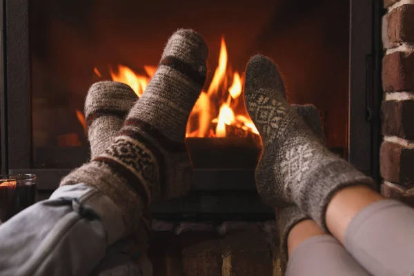 夫婦は暖炉の近くに屋内で休んで 閉じます 冬休み — ストック写真
