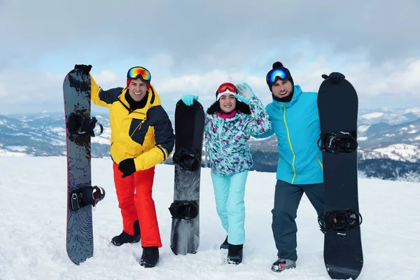 Groupe Amis Avec Équipement Dans Les Montagnes Enneigées Vacances Hiver — Photo