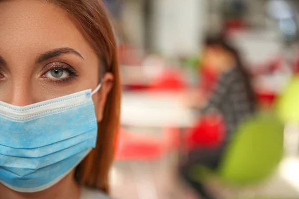 의료용 마스크를 카페에 문자를 보내는 바이러스의 — 스톡 사진