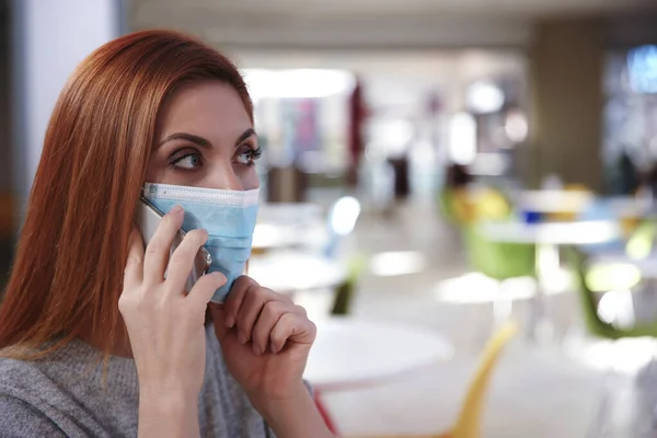 Mujer Con Máscara Médica Hablando Por Teléfono Móvil Cafetería Protección — Foto de Stock