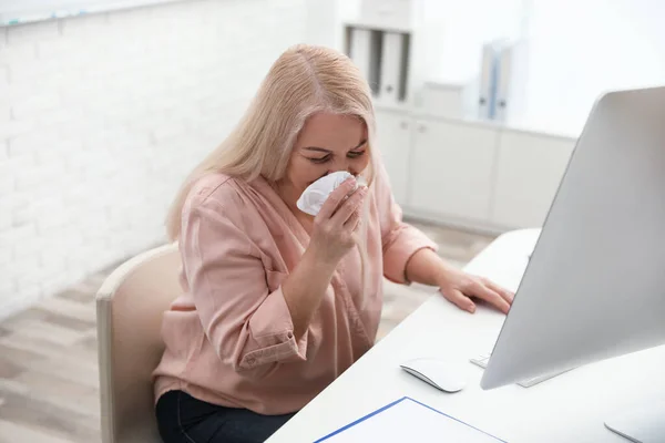 Mujer Madura Enferma Lugar Trabajo Virus Peligroso —  Fotos de Stock