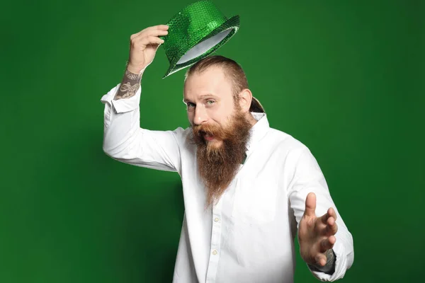 Hombre Barbudo Con Sombrero Verde Sobre Fondo Color Celebración Del — Foto de Stock
