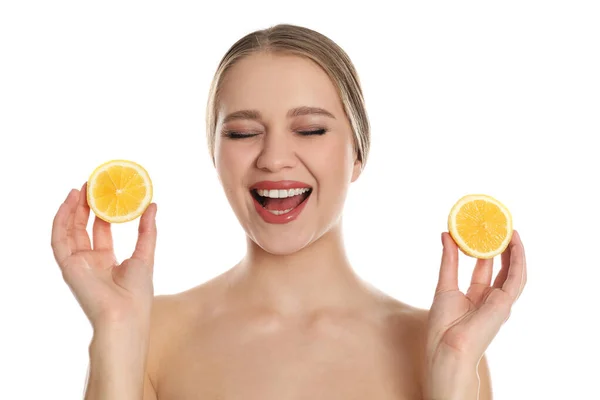 Emotionele Jonge Vrouw Met Gesneden Citroen Witte Achtergrond Vitaminerijk Voedsel — Stockfoto