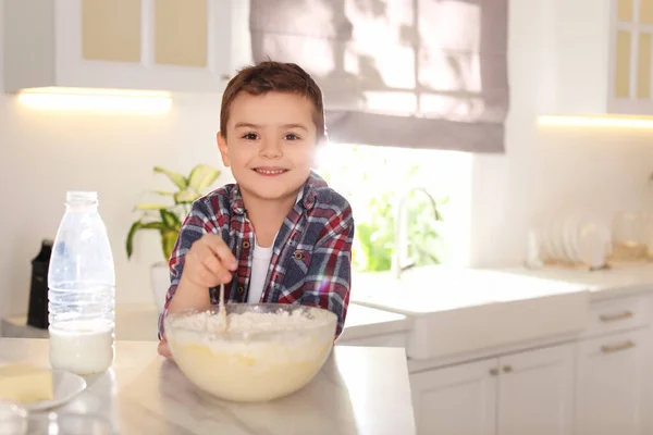 Evde Mutfakta Hamur Pişiren Sevimli Küçük Çocuk — Stok fotoğraf