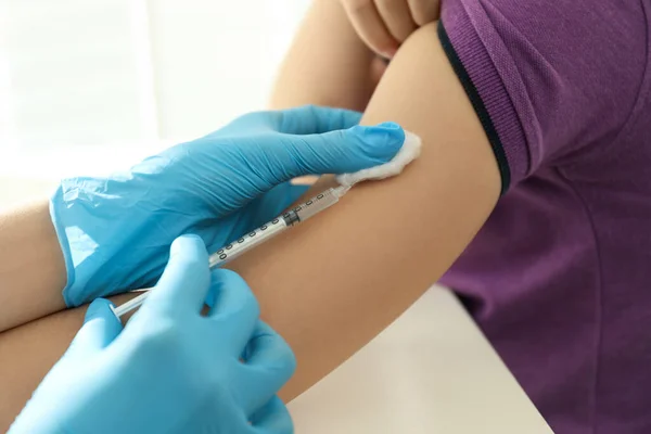 Læge Vaccinerer Lille Barn Klinik Closeup - Stock-foto