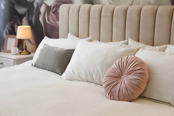 美しい部屋のインテリアの大きな快適なベッド — ストック写真