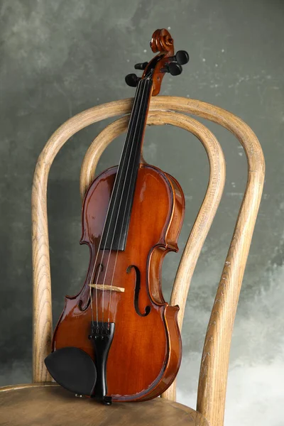 Violín Clásico Sobre Silla Sobre Fondo Gris — Foto de Stock