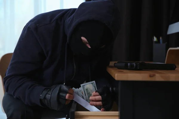 Farlig Maskerad Brottsling Stjäl Pengar Från Huset — Stockfoto