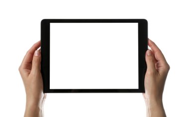 Beyaz arka planda boş ekranlı tablet bilgisayarlı bir kadın, yakın plan. Modern aygıt