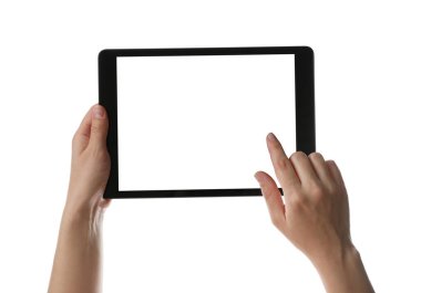 Beyaz arka planda boş ekranı olan tablet bilgisayar kullanan bir kadın, yakın plan. Modern aygıt